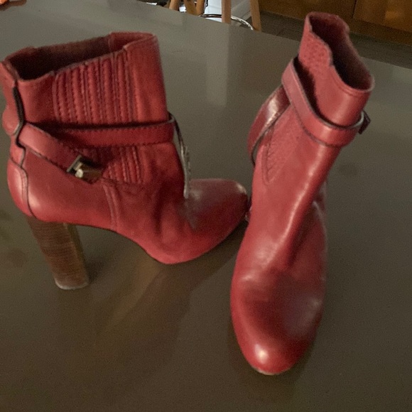 Burgundy BCBG bootie - Picture 1 of 3